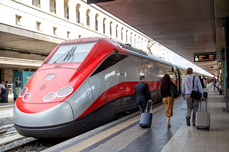 Passageiros na estação de trem em Roma