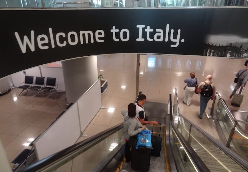 Placa dizendo Bem-Vindo a Itália em Inglês