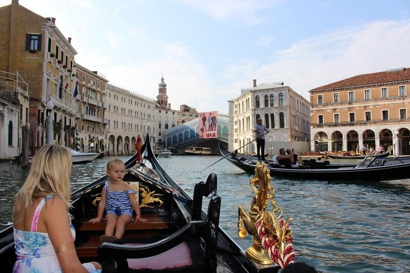 Criança andando de gôndola em Veneza