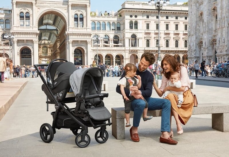 Família com carrinho de bebê em Milão na Itália