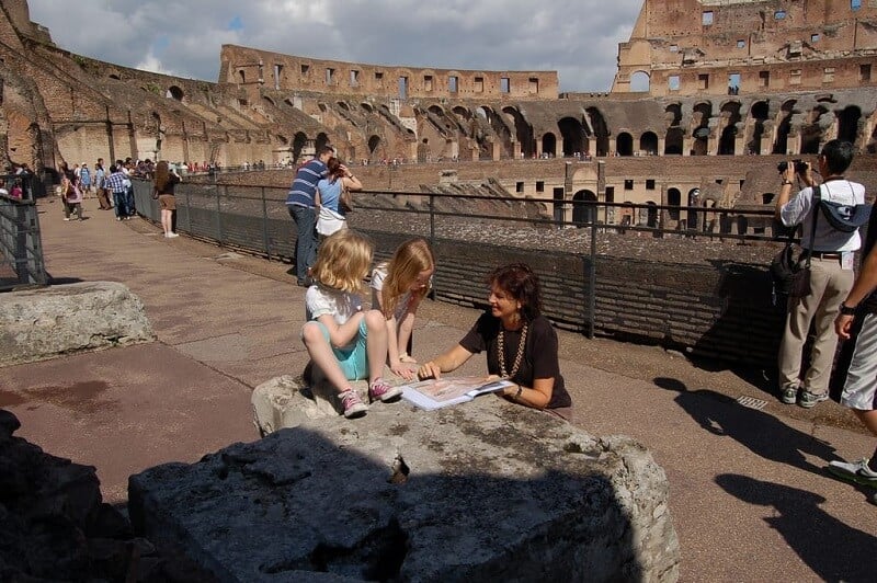 Crianças visitando o Coliseu em Roma