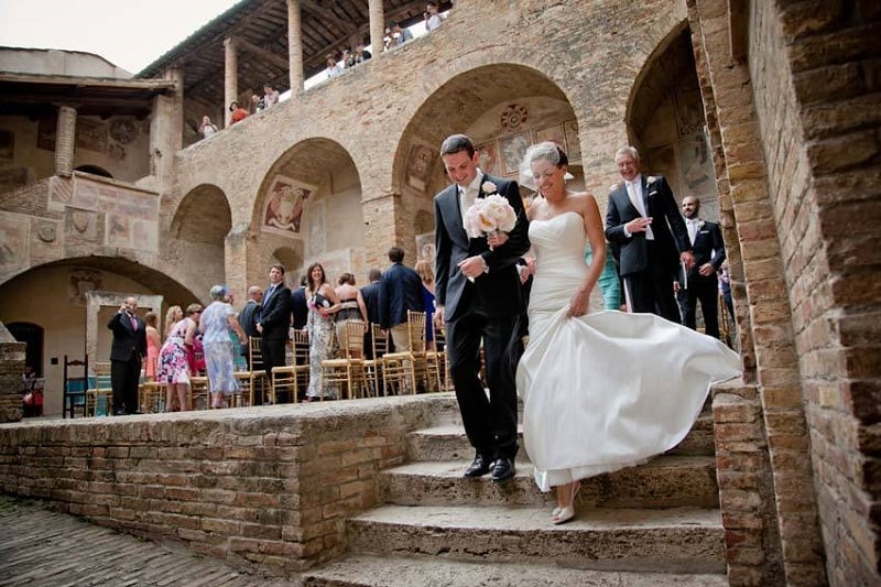 Casamento no civil na cidade San Gimignano na Itália
