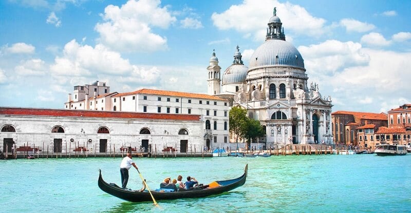 Turistas fazendo passeio de gôndola em Veneza na Itália