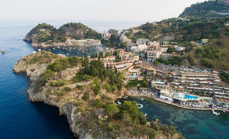 Vista da cidade de Taormina em Sicília na Itália