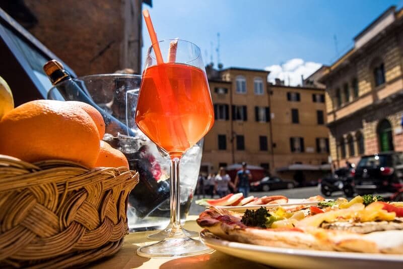 Mesa com drink e petiscos em restaurante de Roma
