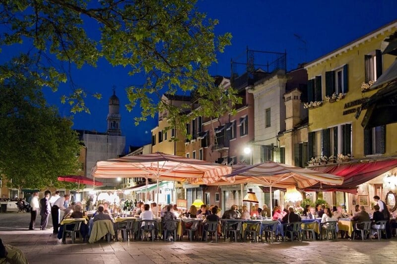 Pessoas reunidas em bar de Veneza na Itália