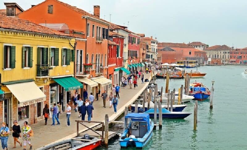 Pessoas passeando na Ilha de Murano em Veneza