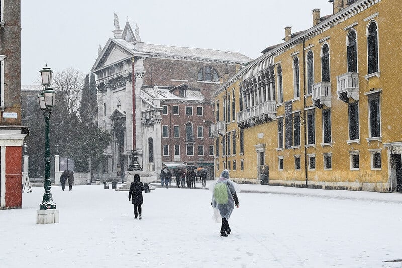 Pessoas com casaco no inverno da Itália