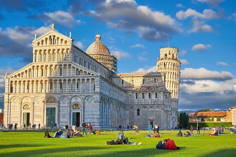 Turistas na Praça dos Milagres em Pisa na Itália