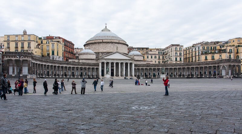 Piazza del Plebiscito em Nápoles na Itália