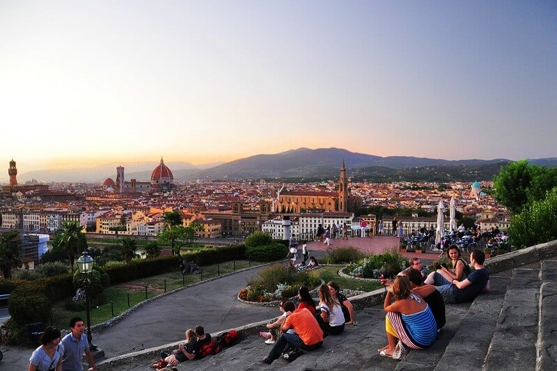 Apreciando a vista da Piazzale Michelangelo em Florença