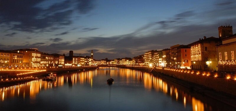Velas na margem do Rio Arno durante festival Luminara