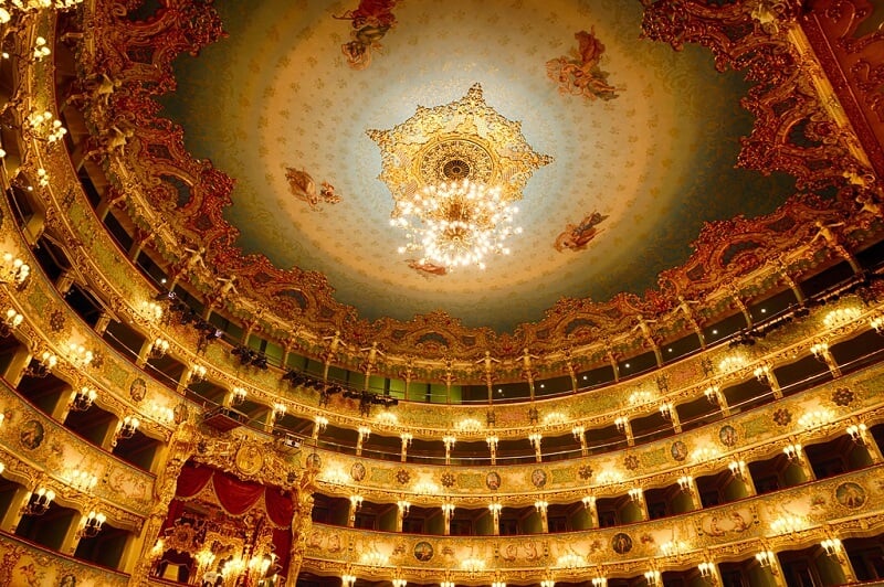 Detalhes do interior do Teatro de La Fenice em Veneza 