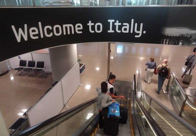 Placa de bem-vindo em aeroporto da Itália