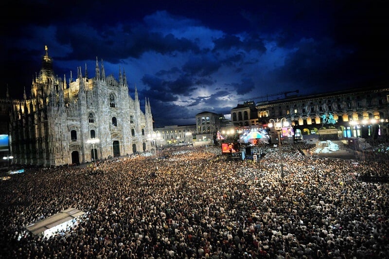 Pessoas reunidas na Piazza del Duomo na noite do Ano Novo
