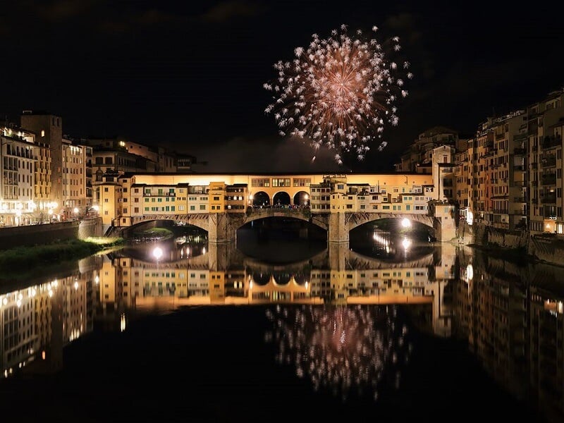 Fogos na Ponte Vecchio em Florença na Itália