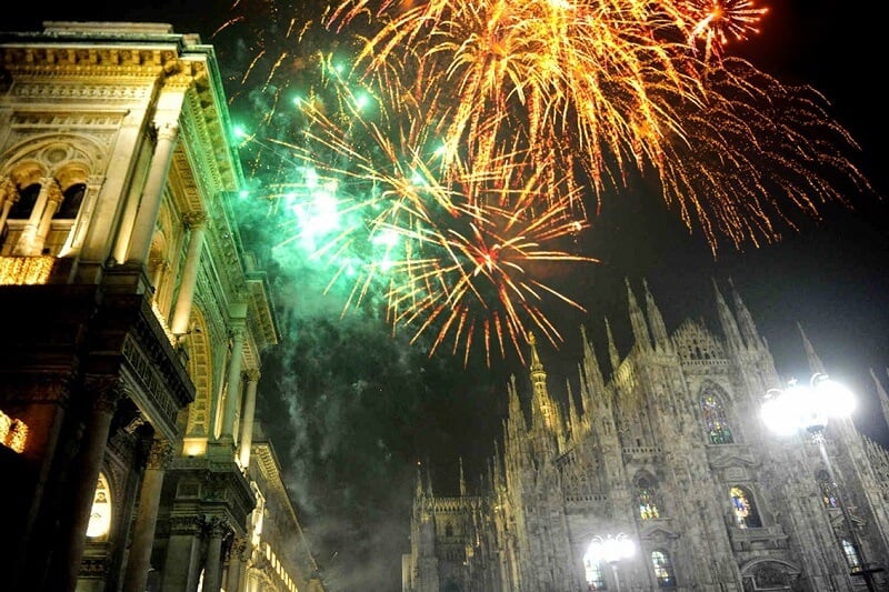 Fogos de artifício na Piazza del Duomo em Milão