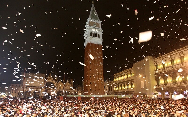 Pessoas celebrando o Ano Novo na Piazza San Marco em Veneza