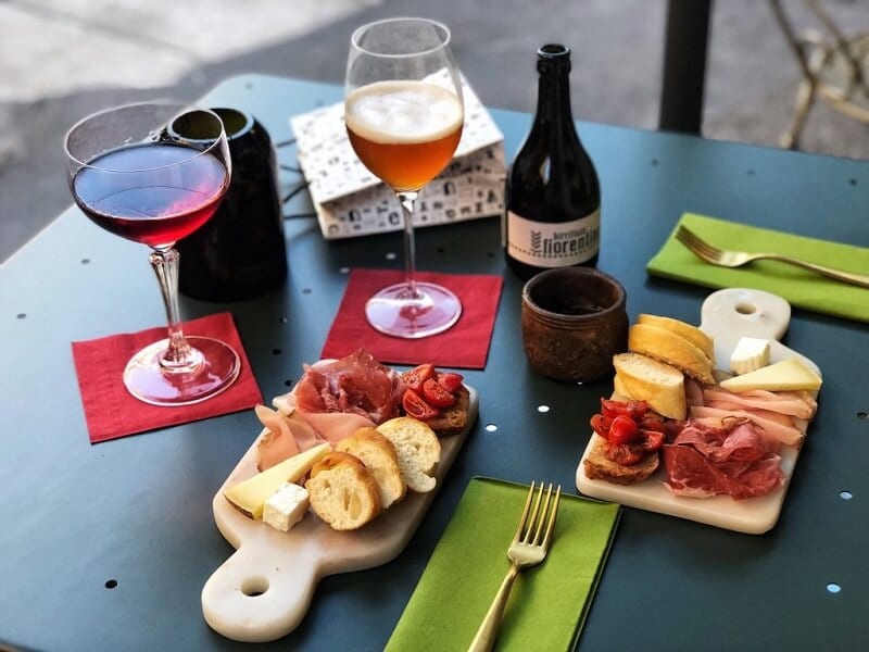 Mesa com bebidas e aperitivos em restaurante de Milão