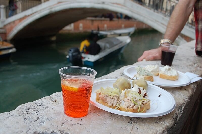 Drinks e aperitivos perto de canal de Veneza