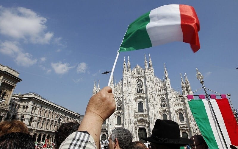 Bandeira da Itália na frente do Duomo do Milão no dia da libertação