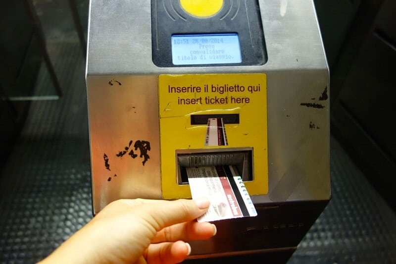 Ticket de metrô em Milão