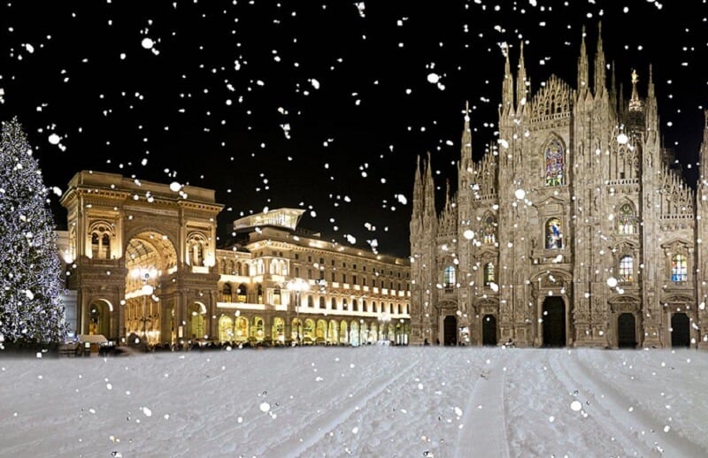 Neve caindo na Piazza del Duomo em Milão
