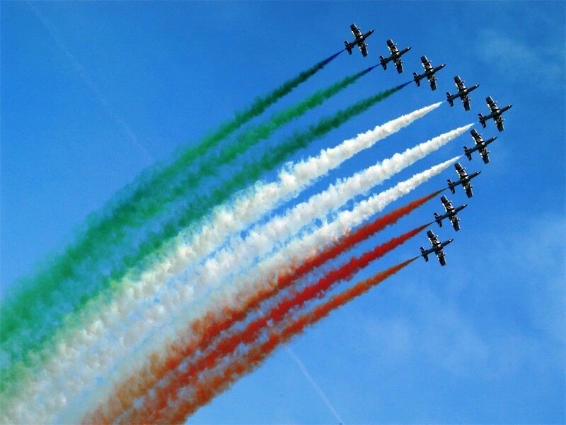 Aviões colorem o céu com cores da bandeira italiana