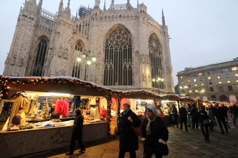 Mercado de Natal na Piazza del Duomo em Milão