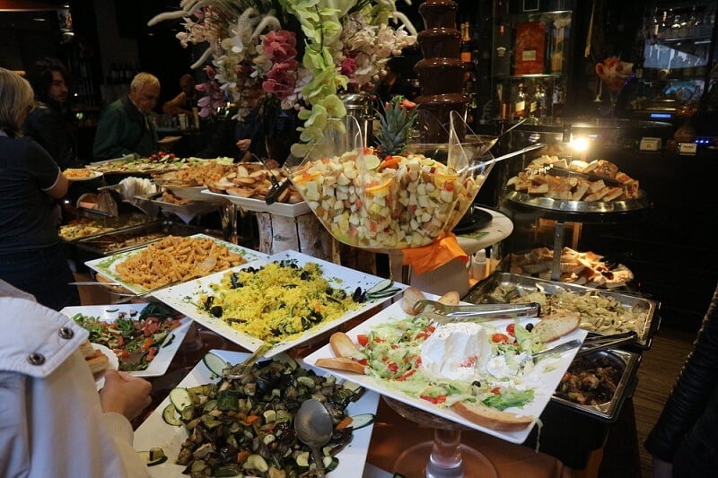 Buffet de aperitivos do bar Movida em Milão