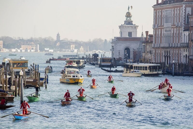 Regata do Papai Noel em Veneza