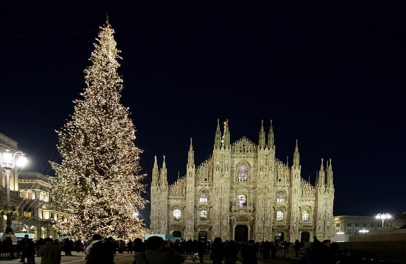 Árvore de Natal montada na Piazza del Duomo em Milão