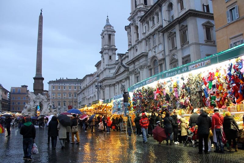 Pessoas no mercado de Natal em Roma