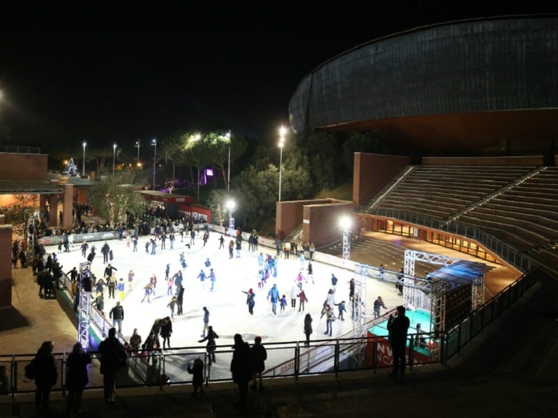 Pessoas patinando no gelo no Auditório Parco della Musica