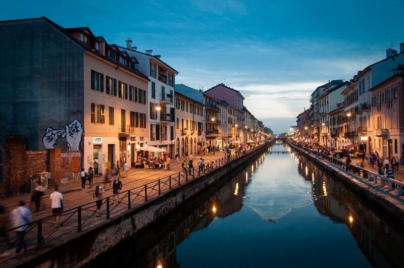 Canal do bairro Navigli em Milão