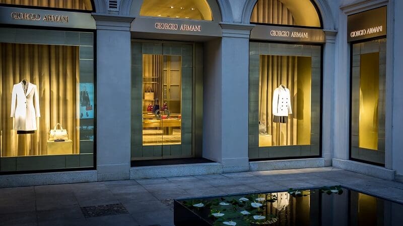 Lojas de marca no quadrilátero da moda em Milão