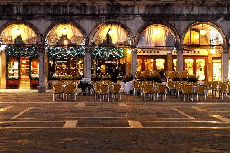 Restaurante com luzes de Natal em Veneza