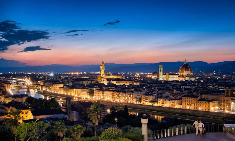 Vista da cidade de Florença ao enoitecer 