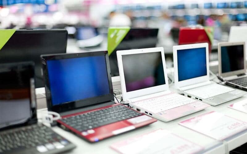 Computadores expostos para venda em loja