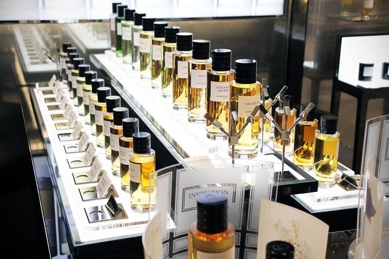 Perfumes expostos para venda na La Rinascentes