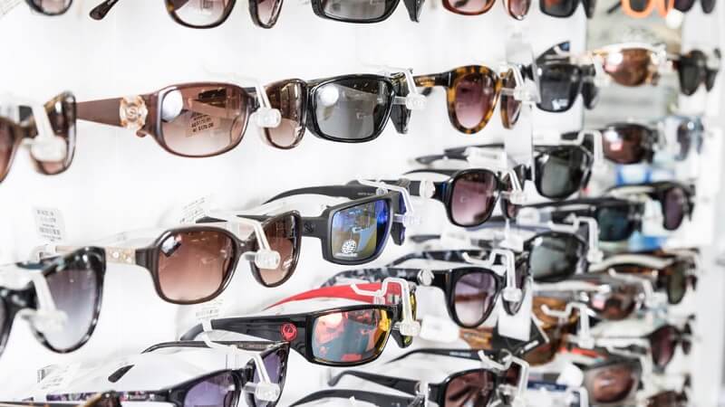 Óculos escuros expostos para venda em loja