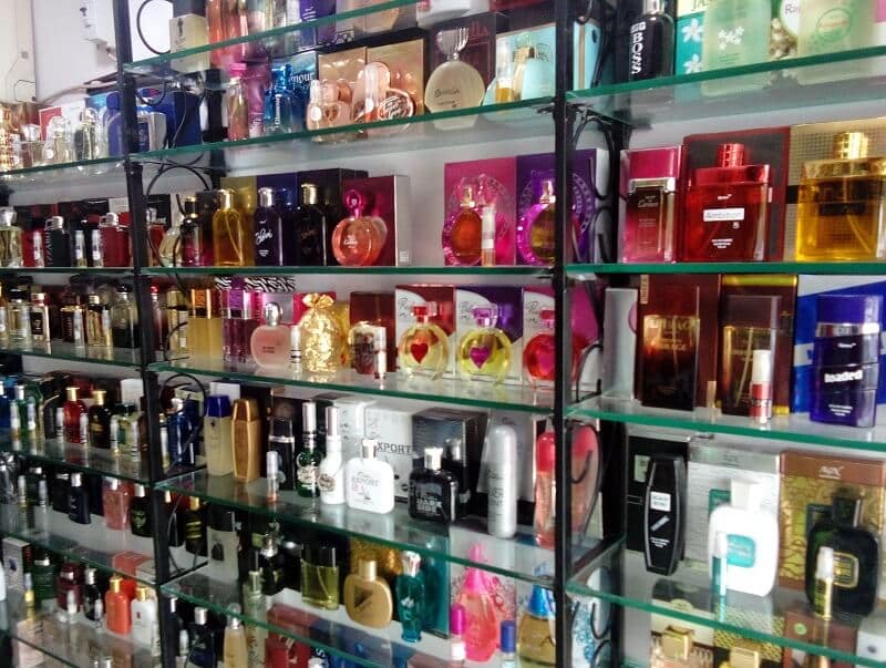 Perfumes expostos em prateleiras 
