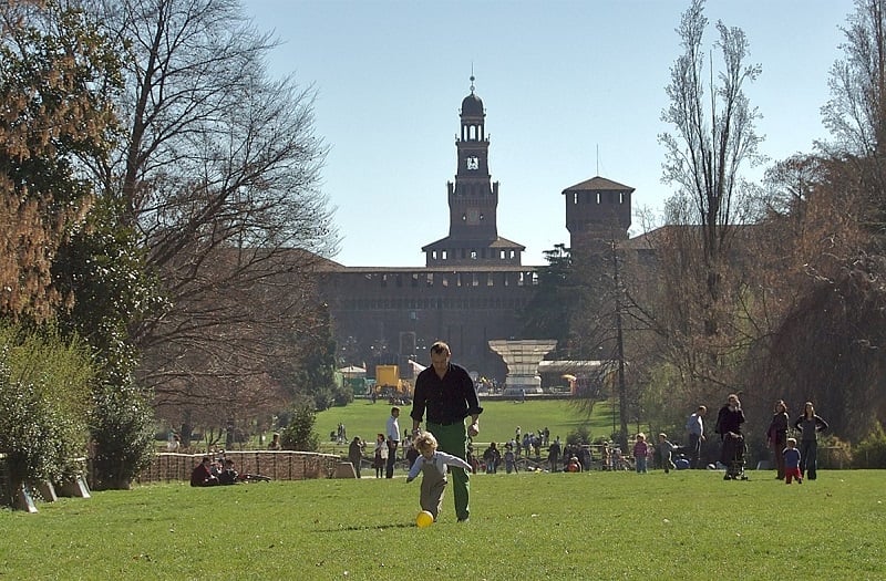 Criança e adulto brincando no Parque Sempione em Milão