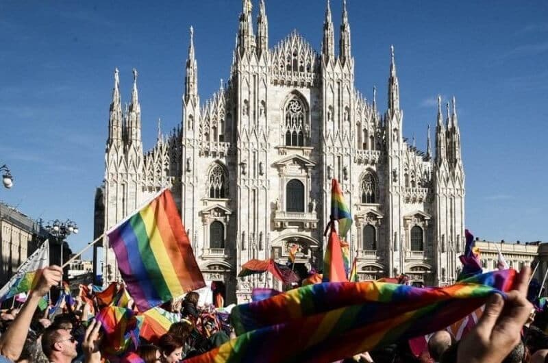 Bandeiras LGBT na frente do Duomo di Milão