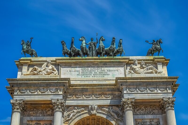 Estátuas no topo do Arco della Pace