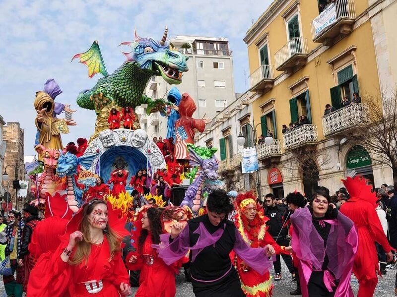 Pessoas comemorando carnaval na Itália
