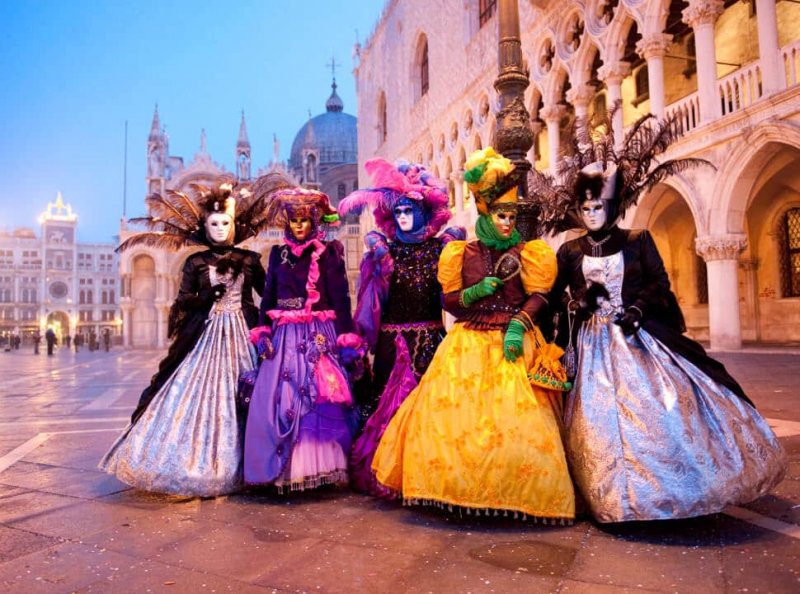 Pessoas fantasiadas durante carnaval na Itália