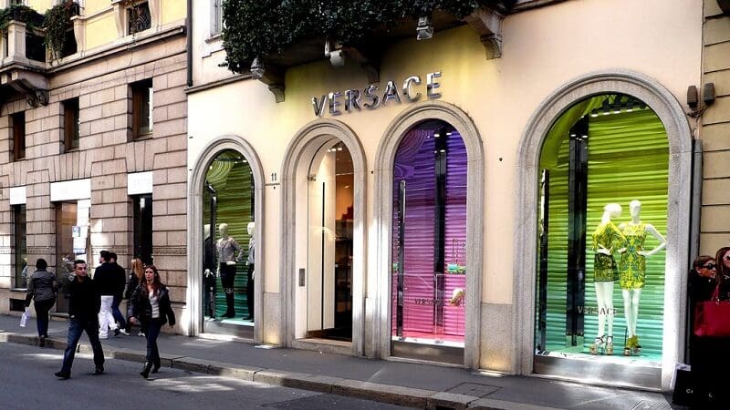 Loja da Versace no Quadrilátero da Moda em Milão