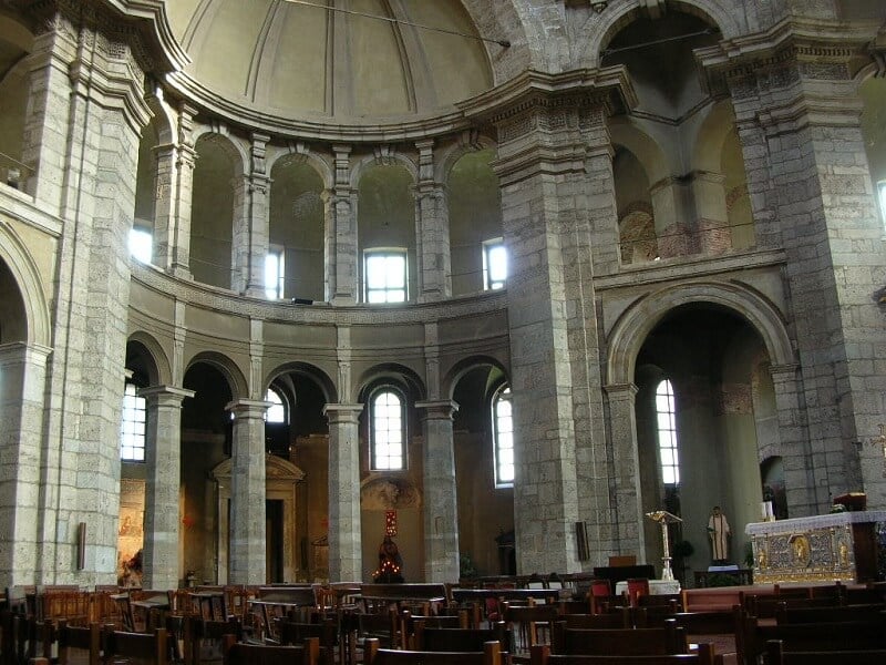 Interior da Basílica de São Lourenço em Milão