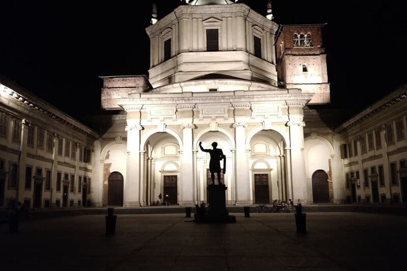 Basílica de São Lourenço iluminada durante a noite